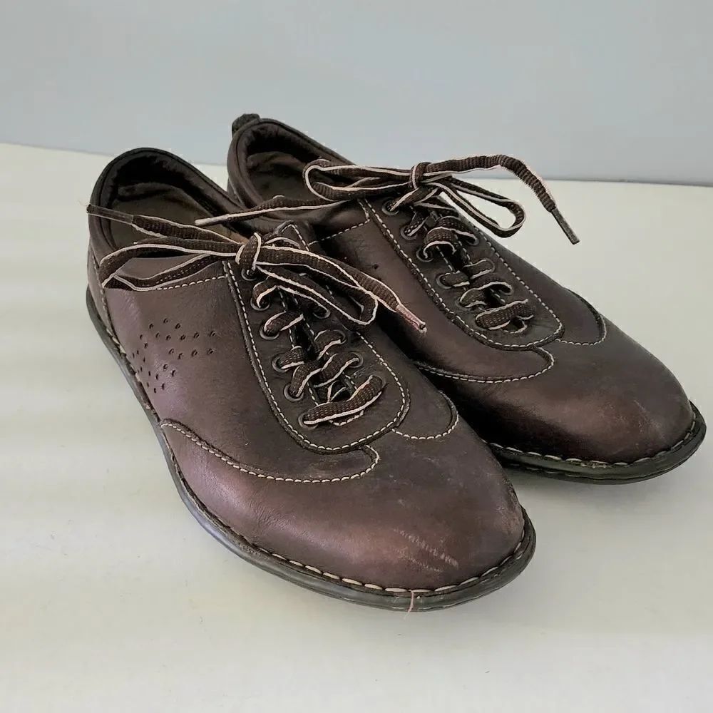 Born Women’s Size 8.5 lace up comfort shoe brown